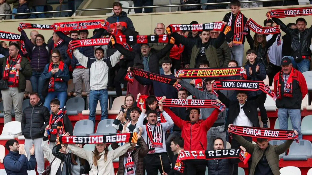 Aficionats del Reus FC Reddis animant de roig-i-negre al camp el diumenge per donar suport a l&rsquo;equip local &mdash; Imagen de la Fuente