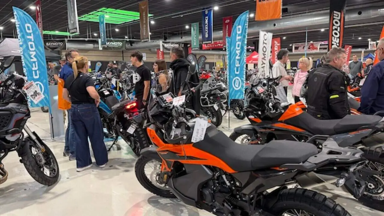  Visitants emocionats descobrint novetats i activitats al Sal&oacute; de la Moto 2026 en un ambient vibrant i inoblidable &mdash; Imagen de la Fuente 