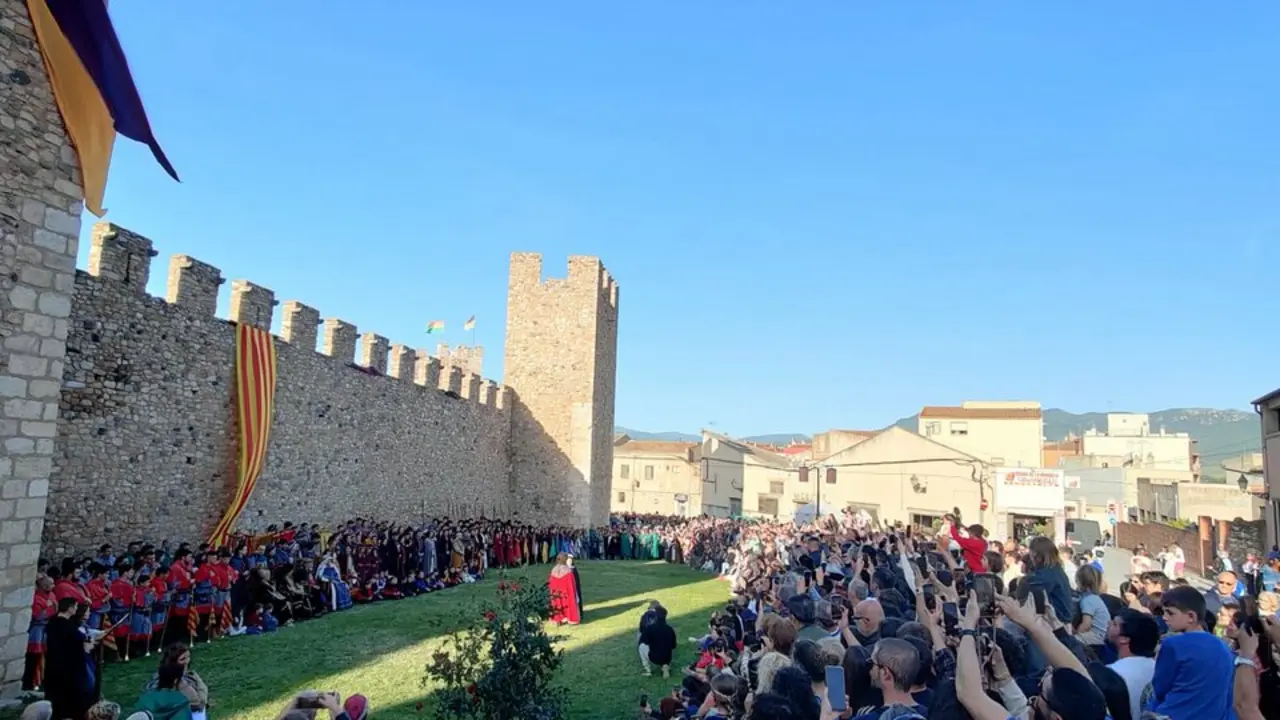 Pla&ccedil;a medieval de Montblanc plena d&rsquo;activitats i ambient festiu durant la Setmana de Sant. Imatge de la font