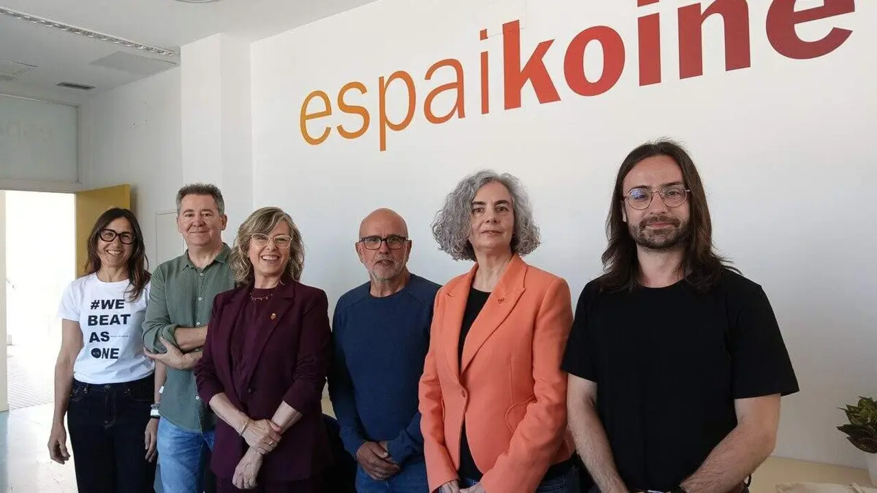 Interior modern i vibrant de l'espai coworking Koin&eacute; a Tortosa que fomenta la creativitat i l'emprenedoria a Tarragona &mdash; Imagen de la Fuente