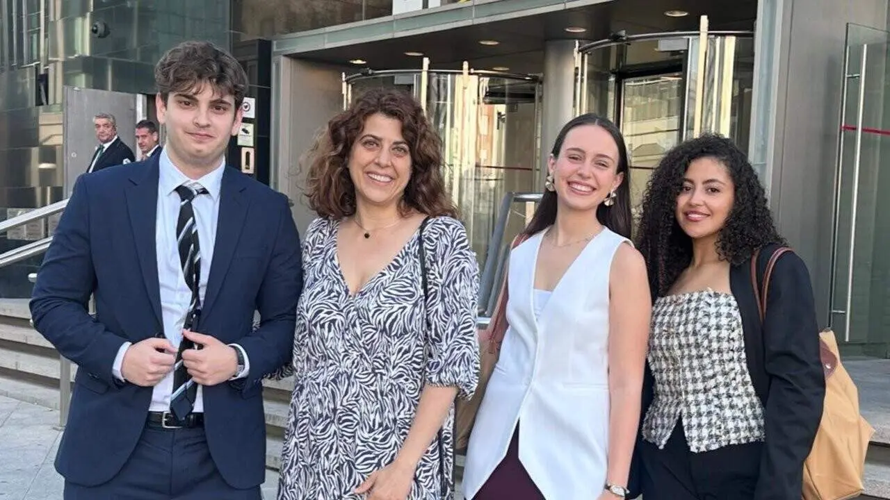 Tres estudiants de Tarragona celebrant el seu &egrave;xit al prestigi&oacute;s Moot Court de Dret Laboral amb somriures d&rsquo;orgull &mdash; Imagen de la Fuente