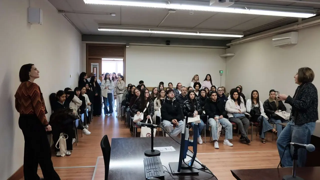 Alumnes de secund&agrave;ria descobrint les instal&middot;lacions de la URV a Tarragona durant les jornades de portes obertes &mdash; Imagen de la Fuente