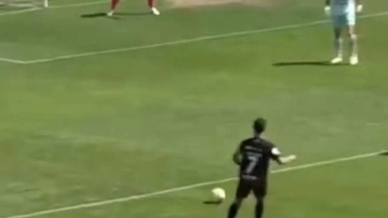 Xavi Jaime celebrant el gol decisiu que d&oacute;na la vict&ograve;ria al Reus FC Reddis contra l&rsquo;Olot en un partit emocionant &mdash; Imagen de la Fuente