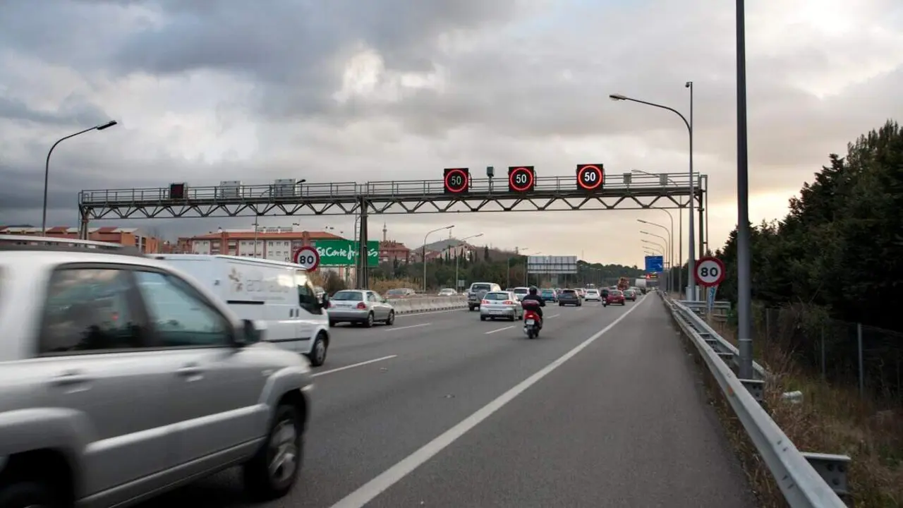  Vehicles en moviment a la carretera amb controls policials intensificats l 1 de maig per garantir la seguretat vial &mdash; Imagen de la Fuente 