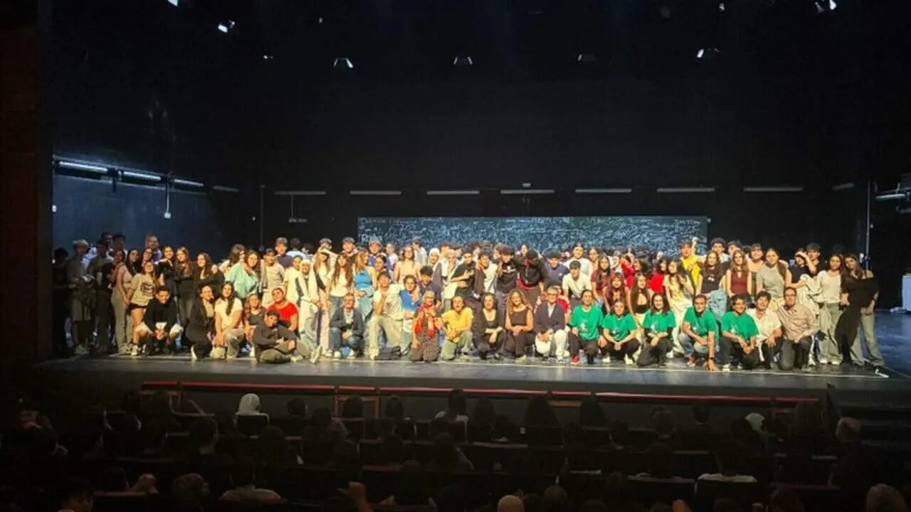  Joves ballarins en plena actuaci&oacute; sorprenent durant la cloenda del projecte Mapadeball a Tarragona &mdash; Imagen de la Fuente 