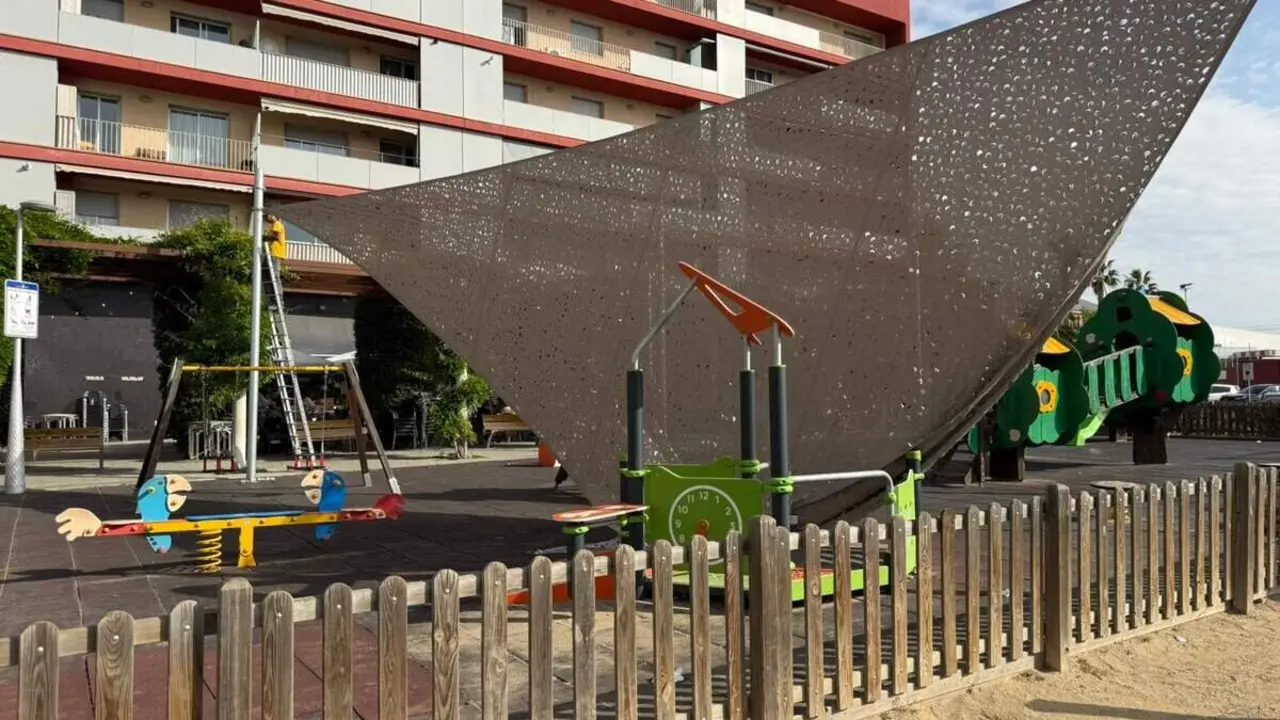  Tendals d&rsquo;ombra innovadors cobrint la zona infantil del Vilar per crear un espai fresc i protegit del sol &mdash; Imagen de la Fuente 