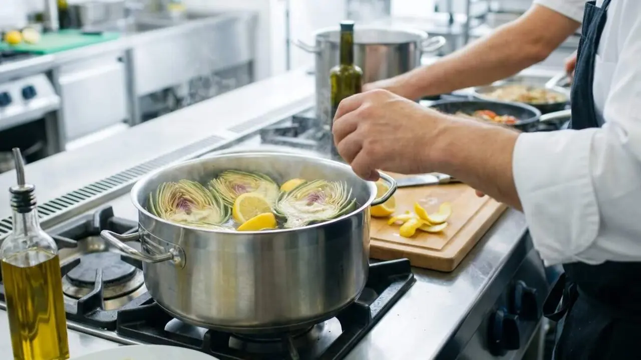 Karlos Argui&ntilde;ano mostrant el truc sorprenent per cuinar carxofes amb llimona i intensitat saborosa &mdash; Imagen generada por IA