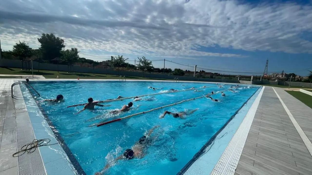  Participants gaudint d&rsquo;activitats esportives i aqu&agrave;tiques d&rsquo;estiu organitzades pel Patronat Municipal d&rsquo;Esports de Valls &mdash; Imagen de la Fuente 
