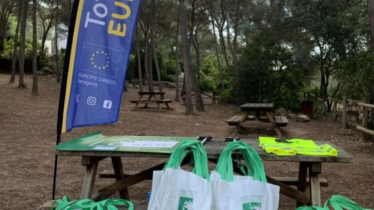  Centenars de joves de Tarragona participant en la campanya de neteja ambiental Let's Clean Up Europe amb accions de reciclatge &mdash; Imagen de la Fuente 