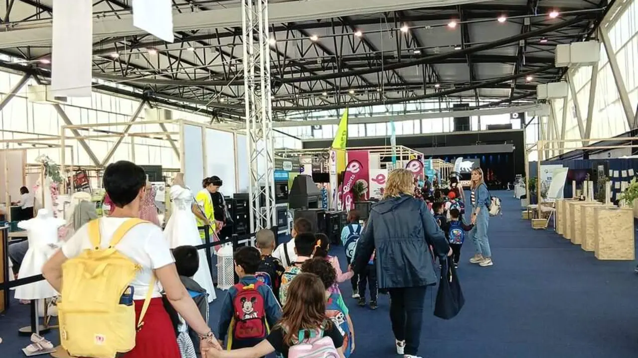  Xiquetes i xiquets de les escoles de Tortosa participant en la inauguraci&oacute; d'Expoebre 2026 al pavell&oacute; firal &mdash; Imagen de la Fuente 