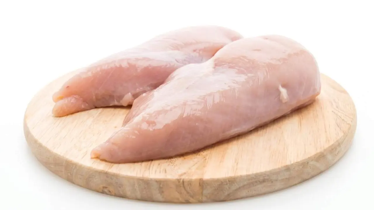 Vinagre per fregir pit de pollastre a la paella i aconseguir-lo tendre i suc&oacute;s de manera f&agrave;cil &mdash; Imagen generada por IA