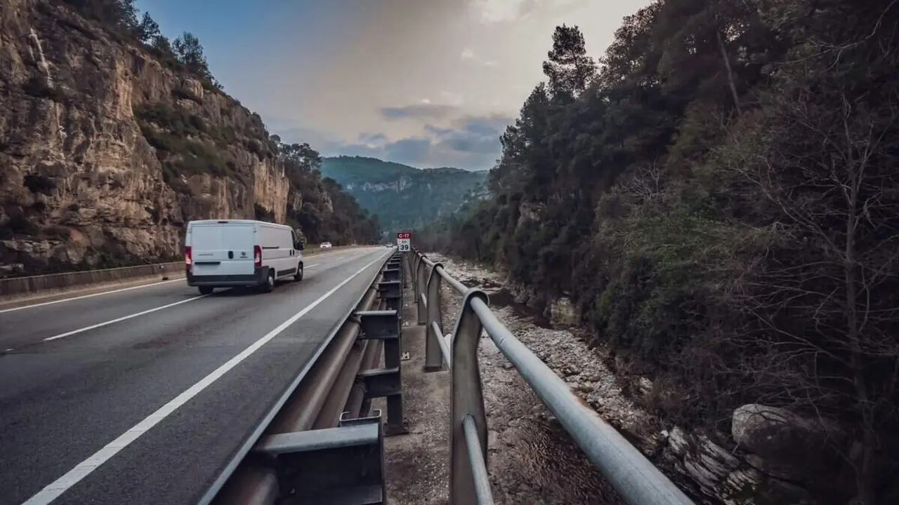  Imatge destacada de l'informe sobre la baixada del 38% de morts a les carreteres catalanes fins a l'abril &mdash; Imagen de la Fuente 