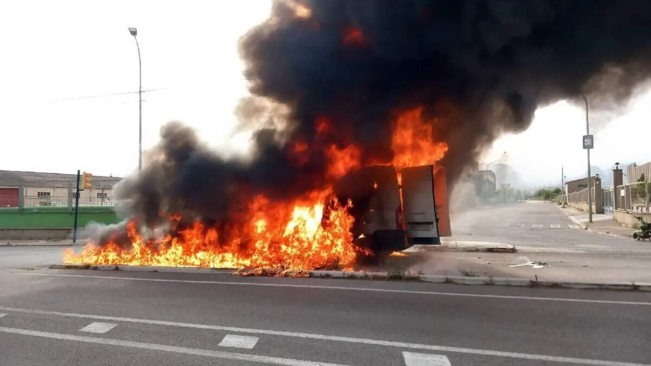  Furgoneta cremant a la C-37 a Valls amb operatiu dels Bombers i cap ferit en l'incendi ja controlat &mdash; Imagen de la Fuente 