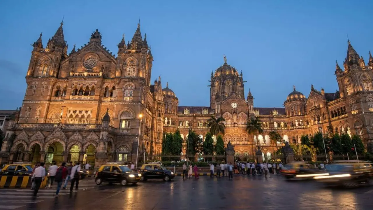  Vista exterior de la terminal de tren Chhatrapati Shivaji Terminus de Mumbai amb arquitectura colonial i estil de palau imperial &mdash; Imagen generada por IA 