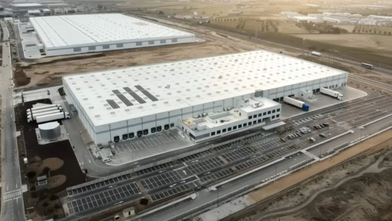  Nou centre log&iacute;stic gegant d'Action a Espanya impulsant la distribuci&oacute; i el creixement empresarial sostenible &mdash; Imagen generada por IA 