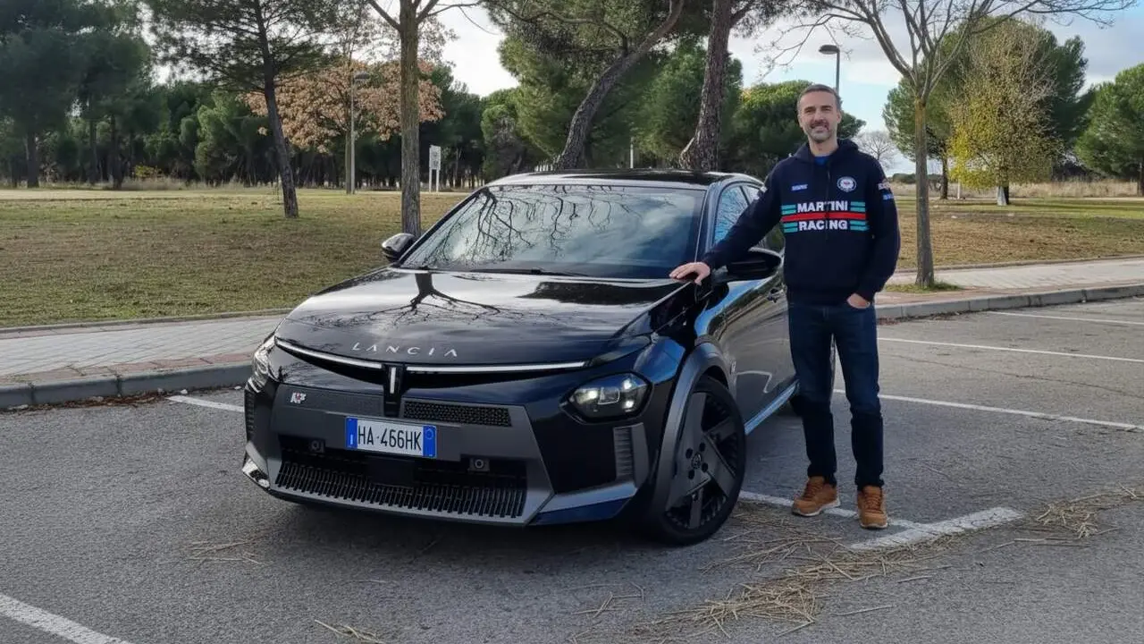  Lancia Ypsilon HF el&egrave;ctric i esportiu aparcat a la ciutat destacant el seu disseny modern i elegant &mdash; Imagen generada por IA 