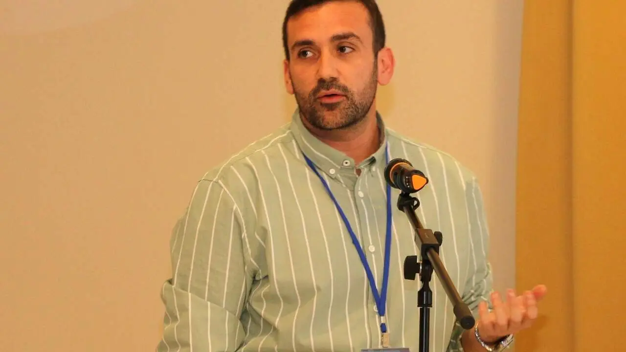  Antoni Brosa reb el premi a la millor tesi en humanitats digitals 2025 per la seva recerca innovadora &mdash; Imagen de la Fuente 