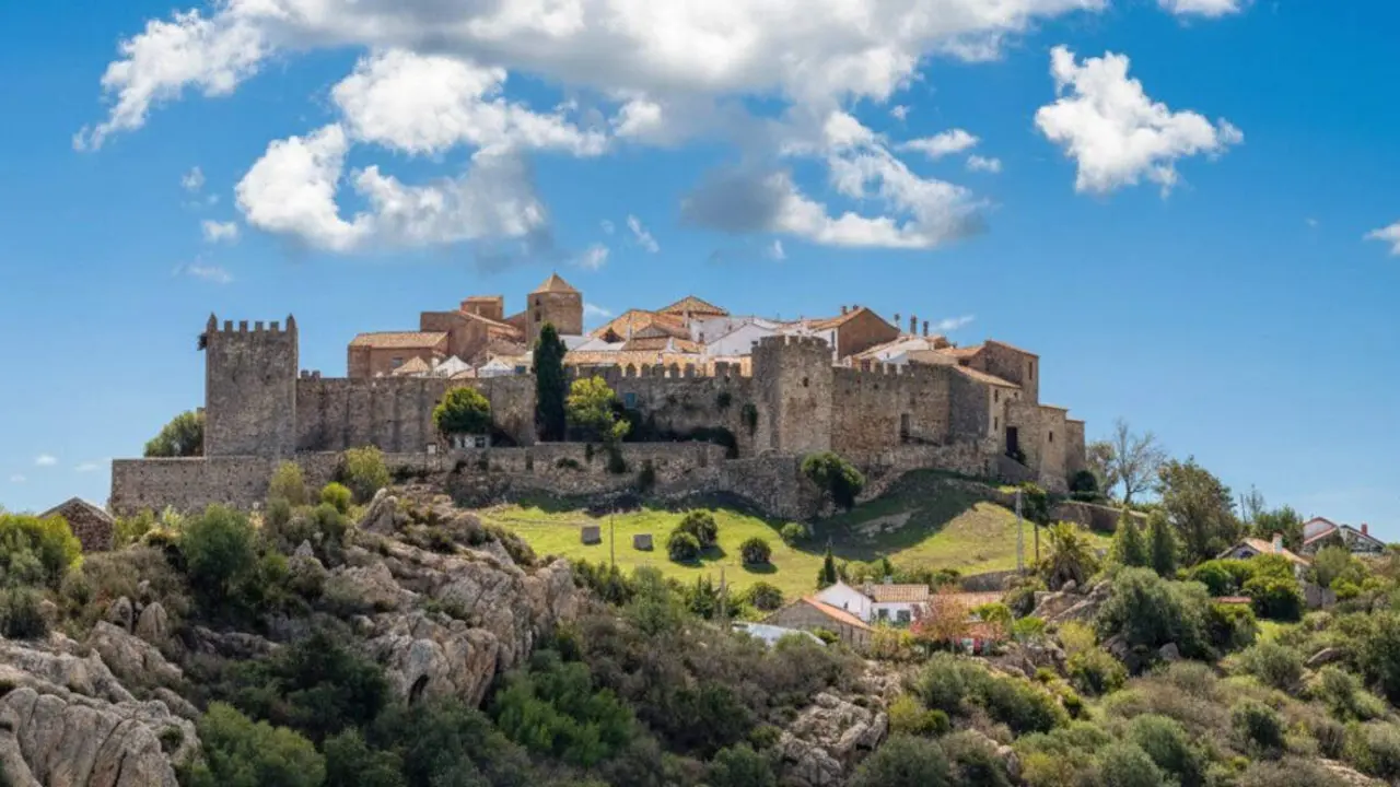Panor&agrave;mica de Castellar de la Frontera, a la prov&iacute;ncia de C&aacute;diz. Foto real retocada amb IA.