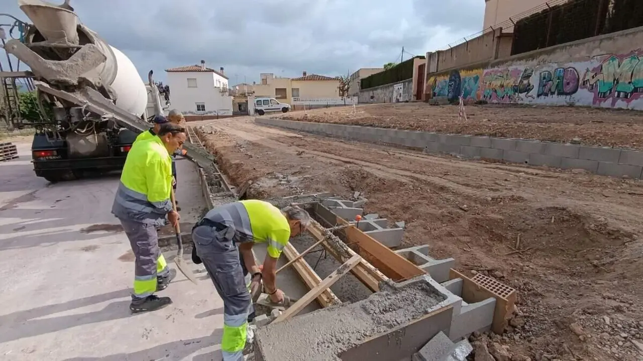  Obres d&rsquo;urg&egrave;ncia a la pla&ccedil;a dels Pins de la Xamora per reparar els danys causats pel vent abans de l&rsquo;estiu &mdash; Imagen de la Fuente 