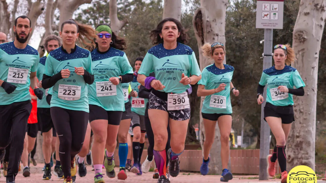  Participants corrent en la l&iacute;nia d'arribada de la Mitja Marat&oacute; Rural de Reus 2026 amb paisatge rural al fons &mdash; Imagen de la Fuente 
