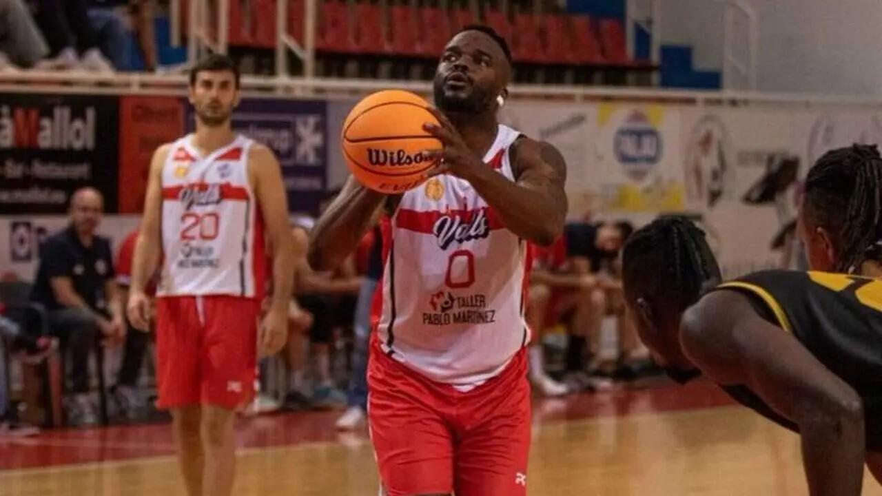  Renovaci&oacute; de jugadors interiors &Ograve;scar Ngomo i Ander Garcia al CB Valls per la temporada de b&agrave;squet 2026 &mdash; Imagen de la Fuente 