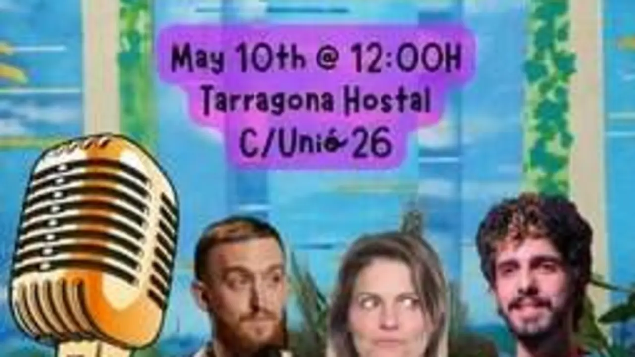 Comediant fent stand up en angl&egrave;s davant d&rsquo;un riu artificial a la terrassa d&rsquo;un local de Tarragona