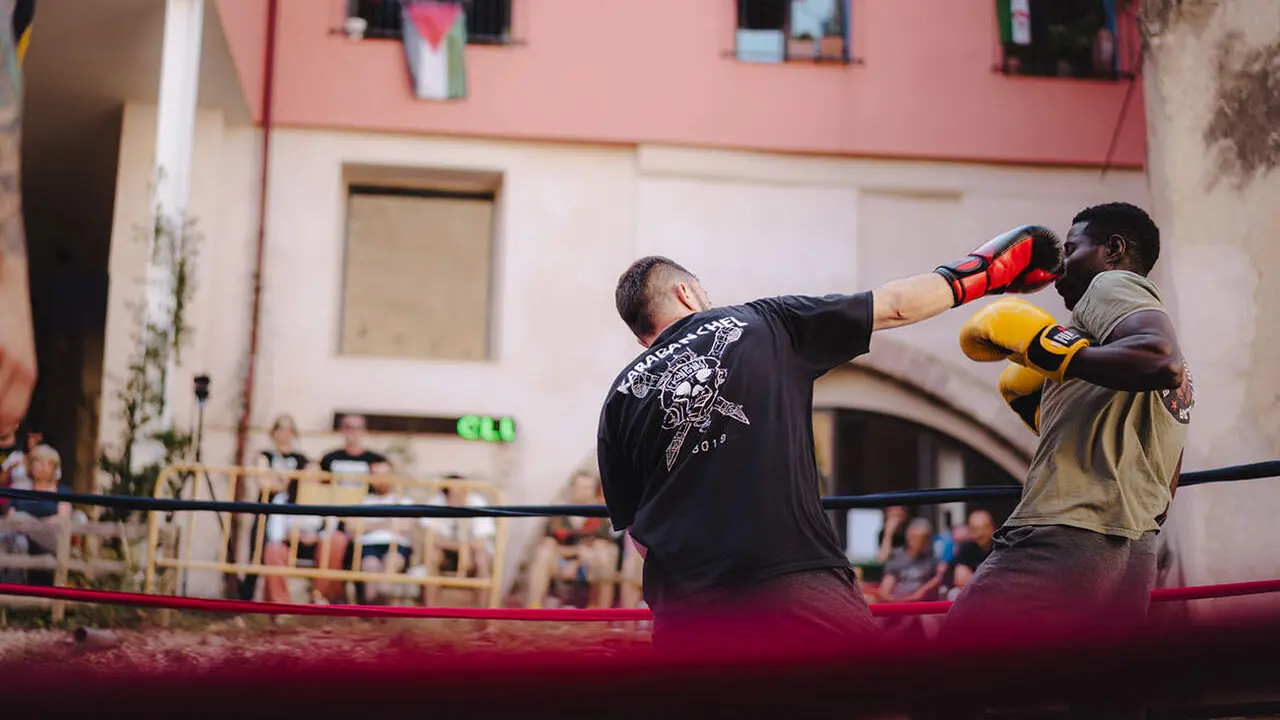 La tercera vetllada popular de la Turba amb festa i cultura al Casal Popular de Barcelona &mdash; Imagen generada por IA