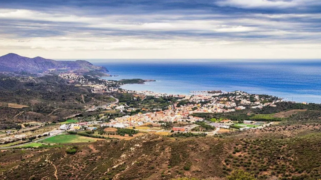 Vista panor&agrave;mica de la vila de la Costa Brava, que fa la compet&egrave;ncia a Cadaqu&eacute;s amb el seu meravell&oacute;s paisatge de la Costa Brava. Imatge real millorada amb IA.