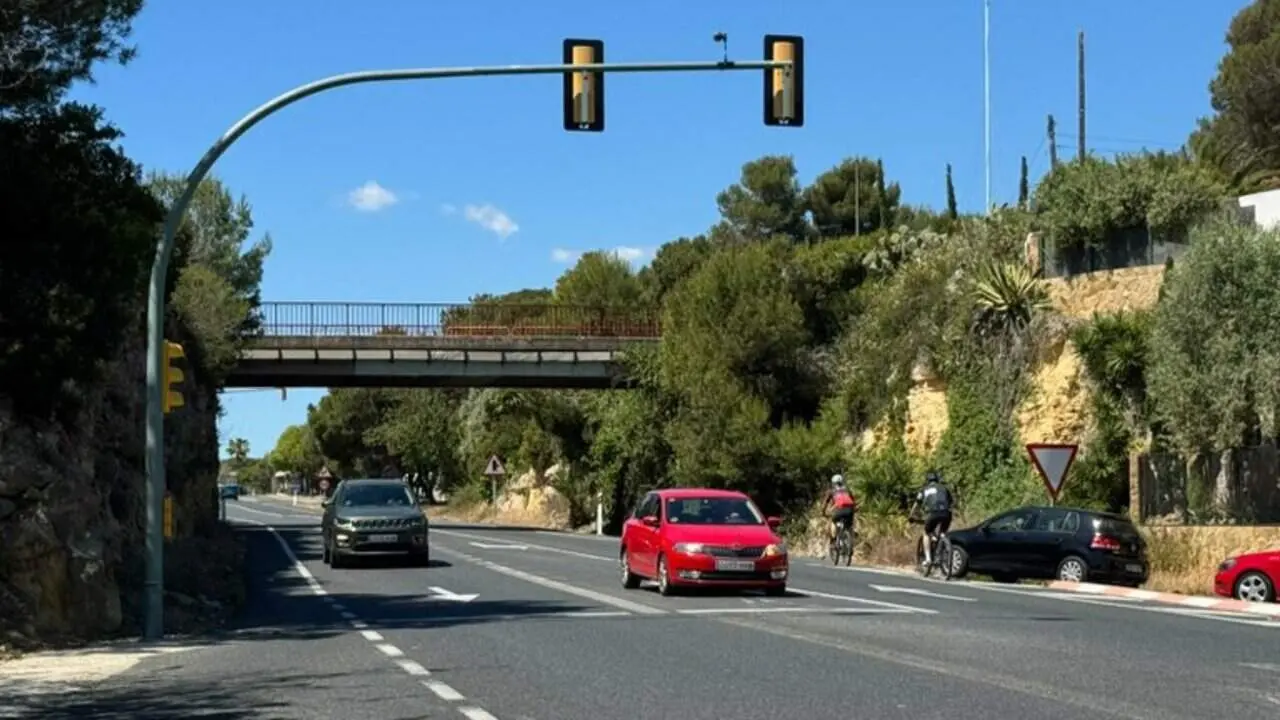  Renovaci&oacute; de la barana de seguretat al pas superior de Cala Romana amb tall de carril del 11 al 15 de maig &mdash; Imagen de la Fuente 