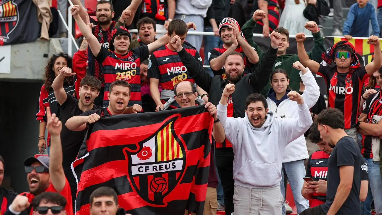 Afici&oacute; del Reus FC Reddis preparats per omplir l&rsquo;Estadi al partit contra UD Ourense amb colors roig-i-negres &mdash; Imagen de la Fuente