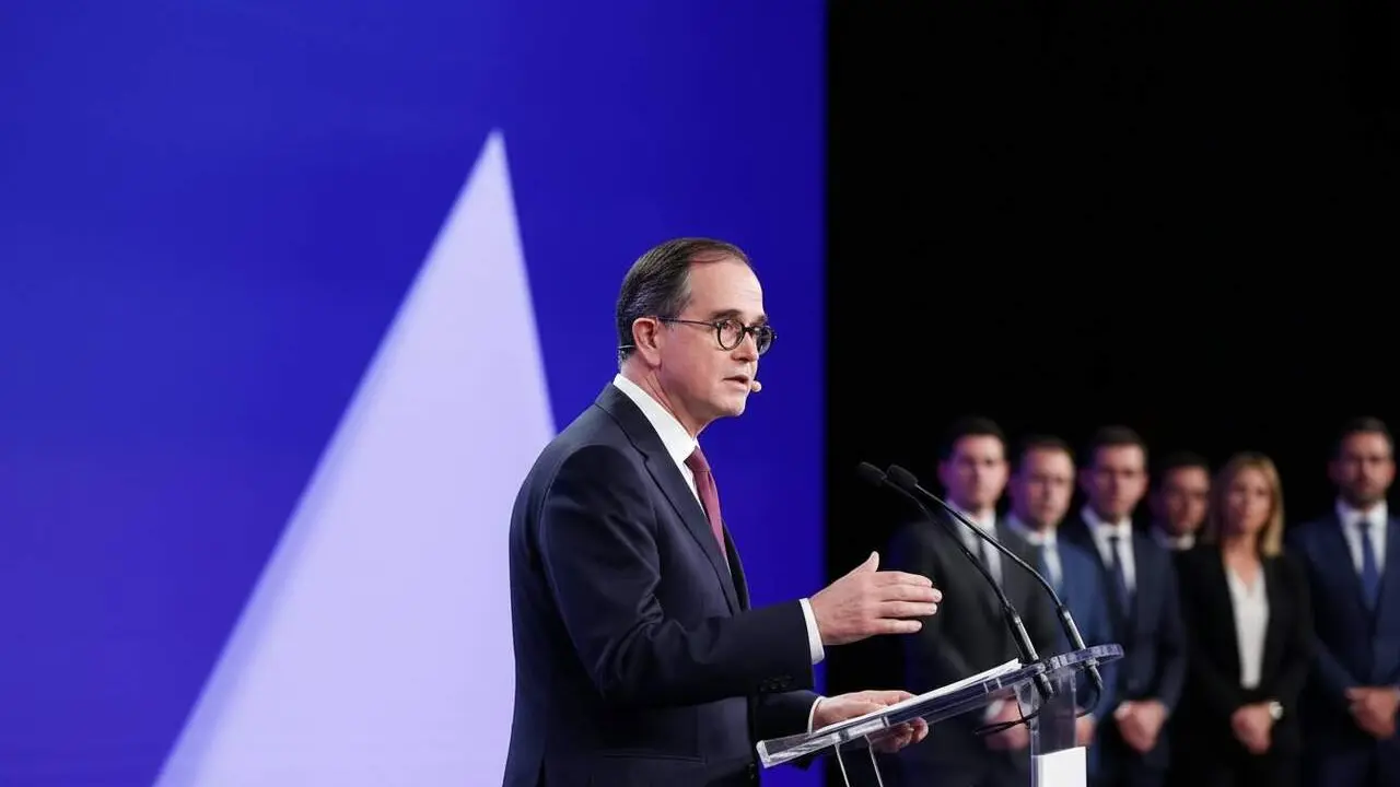  Renault retira els nous cotxes el&egrave;ctrics a Espanya per conflictes amb els sindicats i afectacions al mercat catal&agrave; &mdash; Imagen generada por IA 