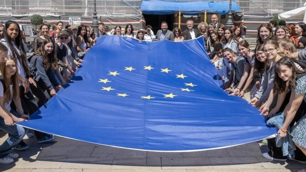  Celebraci&oacute; del Dia d'Europa a Tarragona amb activitats escolars a la pla&ccedil;a de la Font amb banderes europees i participaci&oacute; ciutadana &mdash; Imagen de la Fuente 