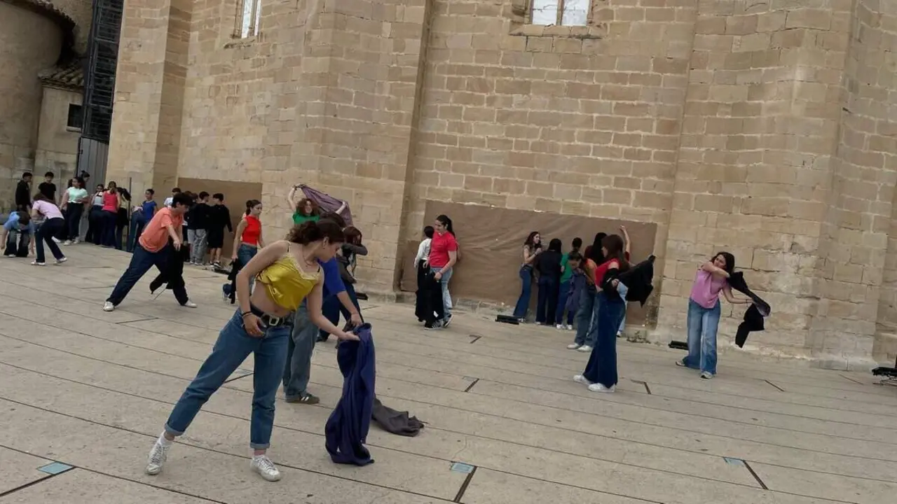  Alumnat de Tortosa actua a la pla&ccedil;a de l'Absis en les presentacions finals del projecte Mapadeball &mdash; Imagen de la Fuente 