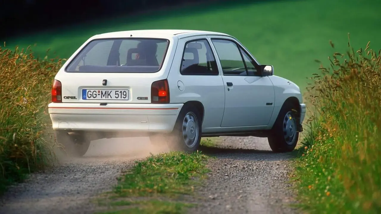  Opel Corsa GSI dels anys 80 amb 100 cavalls i 875 quilos, el petit esportiu alemany que enamora per la seva agilitat i diversi&oacute; al volant &mdash; Imagen generada por IA 