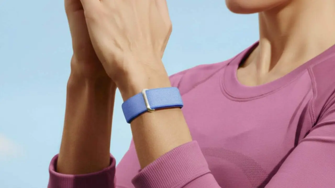  Pulsera intel&middot;ligent Fitbit Air de Google sense pantalla per a un seguiment discret i avan&ccedil;at de l'activitat f&iacute;sica &mdash; Imagen generada por IA 