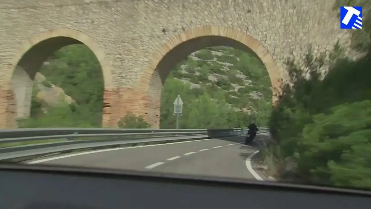  Motorista circulant per carretera amb casc i dispositiu de seguretat PREMOT per prevenir accidents i distraccions &mdash; Imagen de la Fuente 