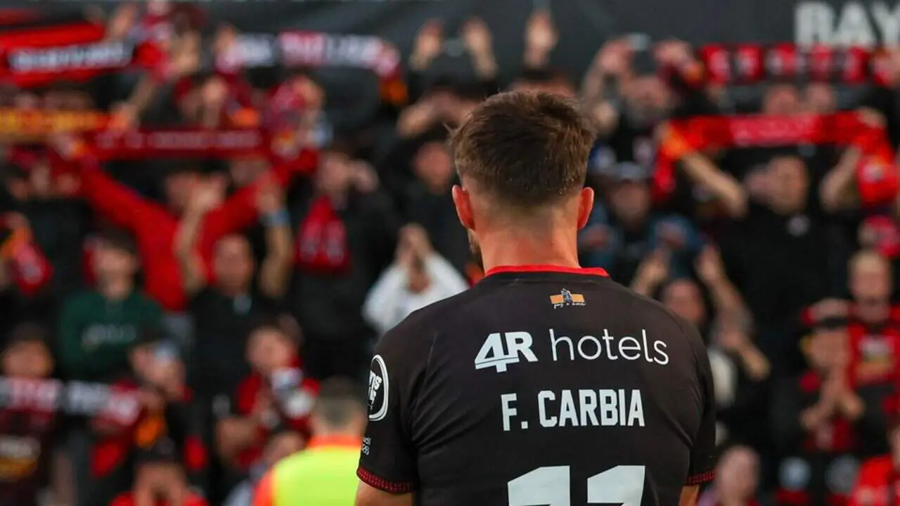  Aficionats del Reus FC Reddis animant i seguint el partit decisiu del dissabte amb energia i passi&oacute; roig-i-negra &mdash; Imagen de la Fuente 