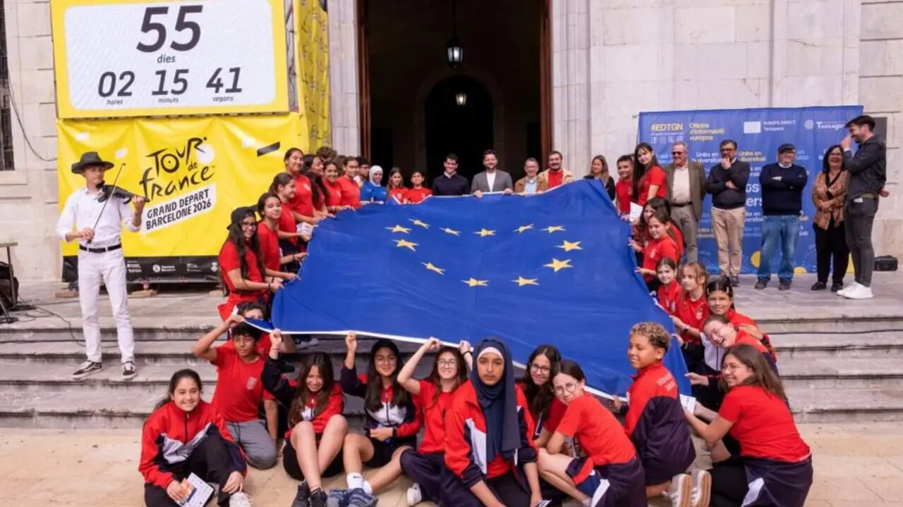  Escolars celebrant el Dia d&rsquo;Europa a la pla&ccedil;a de la Font de Tarragona amb activitats educatives i festives &mdash; Imagen de la Fuente 