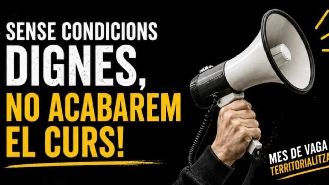 Professorat de secund&agrave;ria manifestant-se per unes condicions laborals m&eacute;s dignes i justes en una protesta reivindicativa