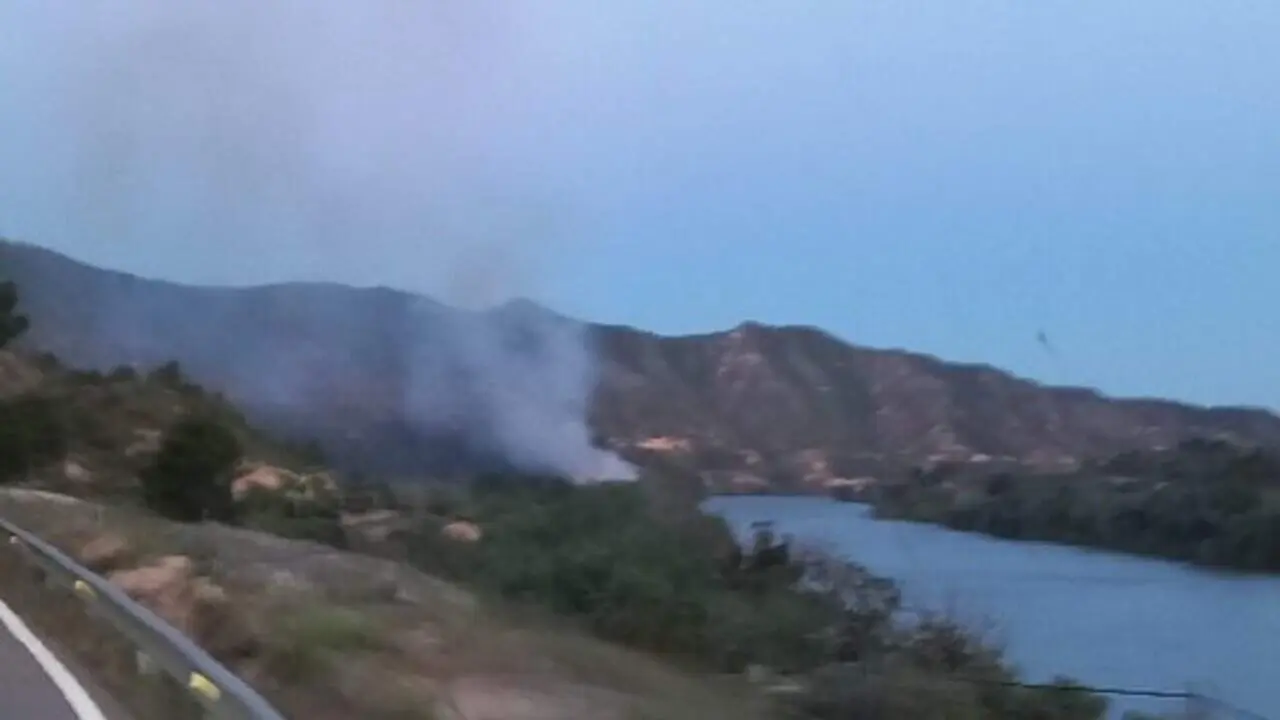  Incendi estabilitzat a Riba-roja d&rsquo;Ebre amb intervenci&oacute; r&agrave;pida dels bombers i sense afectaci&oacute; a vies principals &mdash; Imagen de la Fuente 