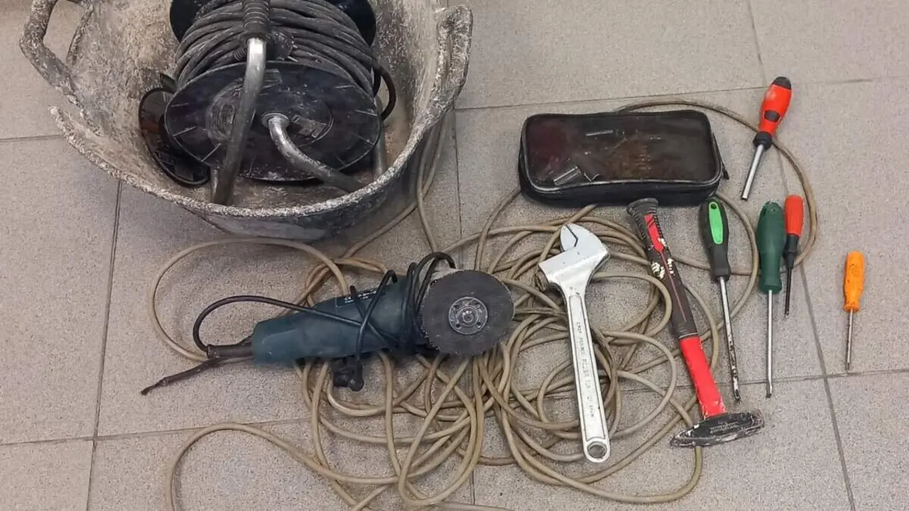  Lladre sorpr&egrave;s amb una radial a Querol intentant fugir despr&eacute;s d&rsquo;un robatori amb portes for&ccedil;ades a una casa &mdash; Imagen de la Fuente 