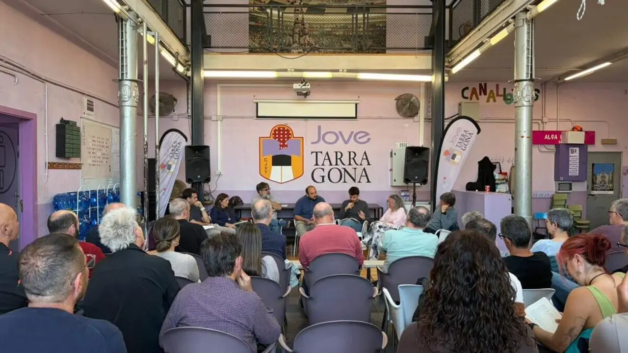 Kevin Prados presenta el llibre Contra la gravetat sobre la filosofia i valors dels castellers a Tarragona &mdash; Imagen de la Fuente