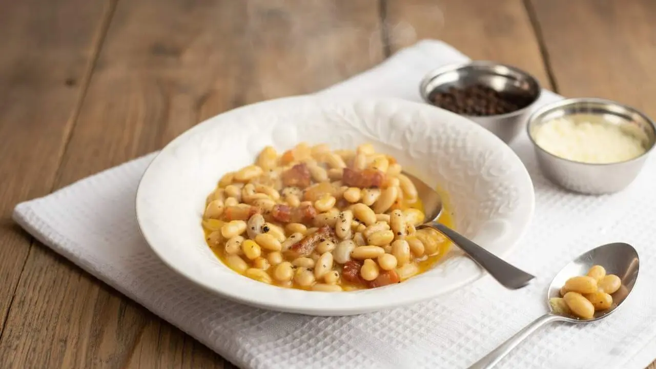 Alubias carbonara cremosa i f&agrave;cil de preparar per gaudir d&rsquo;una salsa deliciosa m&eacute;s enll&agrave; de la pasta &mdash; Imagen generada por IA