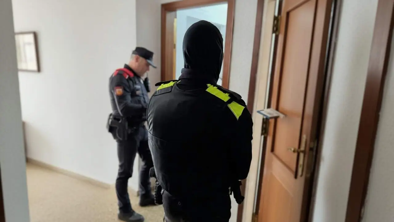Agents de policia intervenint en un edifici de Campclar amb llum enganxada per evitar riscos d&rsquo;incendi &mdash; Imagen Instagram @guardiaurbanatgn