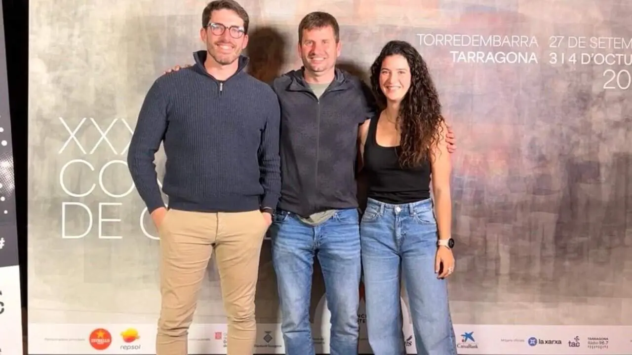  Castellers aixecant un castell hum&agrave; durant la 30a edici&oacute; del concurs de castells a Tarragona el 2026 &mdash; Imagen de la Fuente 