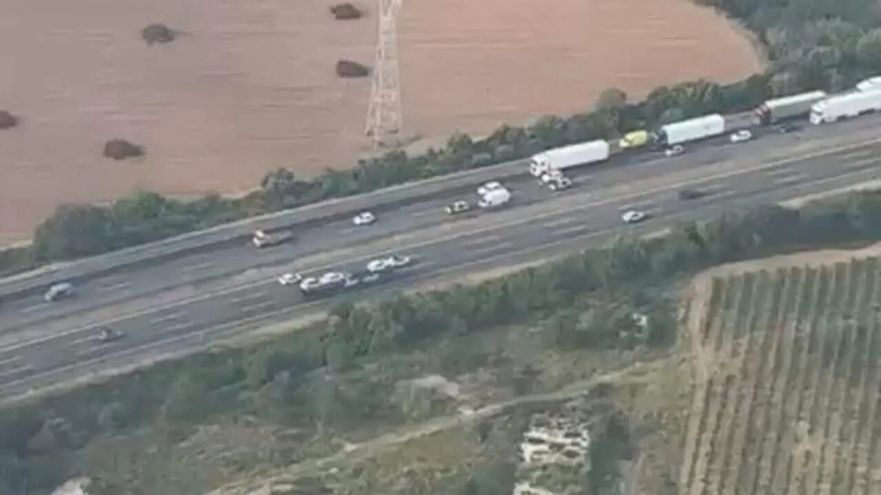  Accident de tr&agrave;nsit a l&rsquo;AP-7 a Banyeres del Pened&egrave;s tallant un carril en sentit nord amb diversos vehicles implicats &mdash; Imagen de la Fuente 