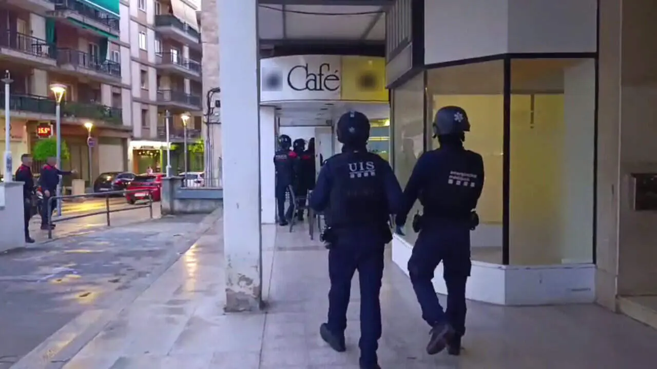  Policia local de Valls realitza 15 den&uacute;ncies per drogues i armes blanques en un local amb aldarulls al barri &mdash; Imagen de la Fuente 