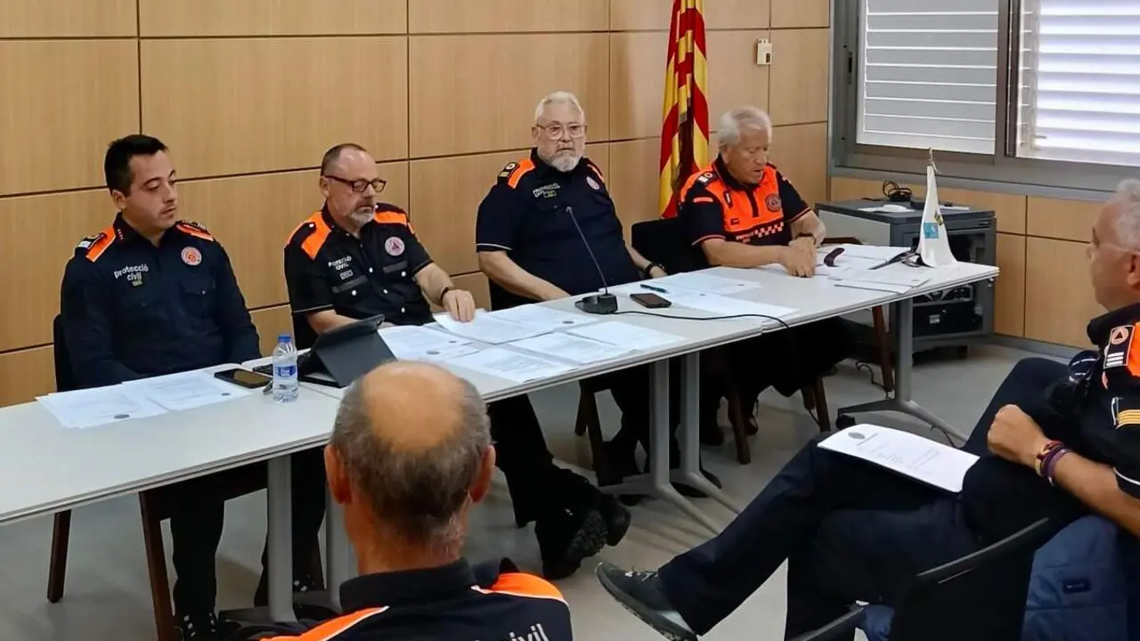 Voluntaris de Protecci&oacute; Civil de Reus col&middot;laborant en un moment destacat de la federaci&oacute; catalana &mdash; Imagen de la Fuente