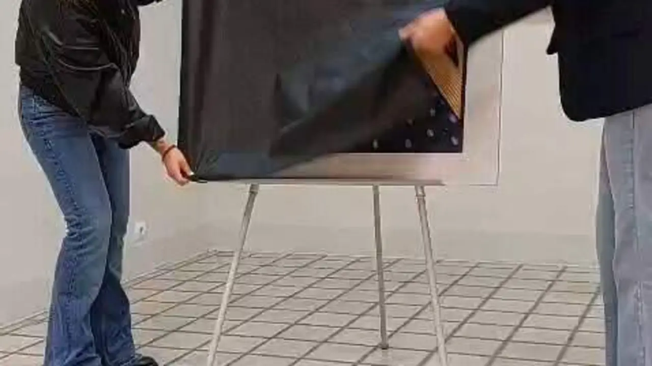  Vista panor&agrave;mica de Valls amb l&rsquo;obra art&iacute;stica de Berta Artigal destacada en un cel vibrant i creatiu &mdash; Imagen de la Fuente 