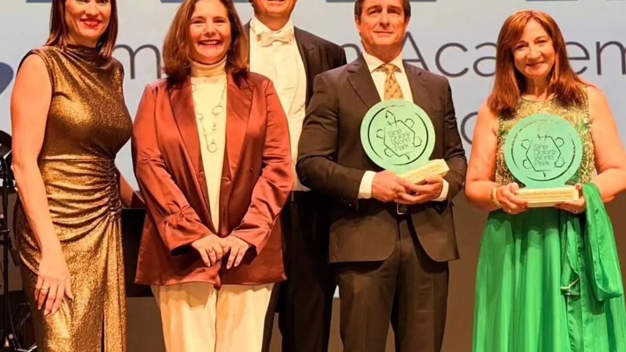 El professor Jordi Mir&oacute; rebent un premi destacat per la seva recerca sobre el dolor cr&ograve;nic &mdash; Imagen de la Fuente